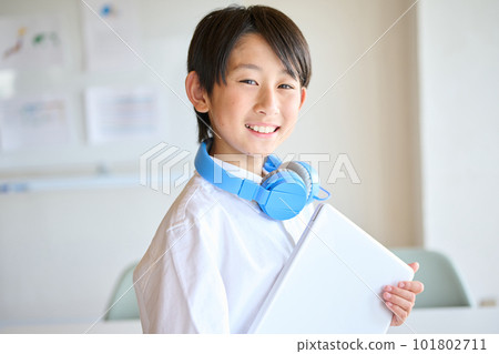 Elementary school boy studying online 101802711