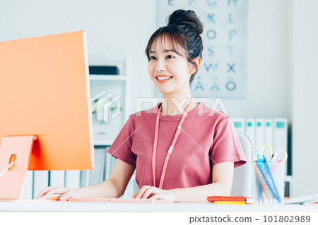 Young business woman working in the office Office 101802989