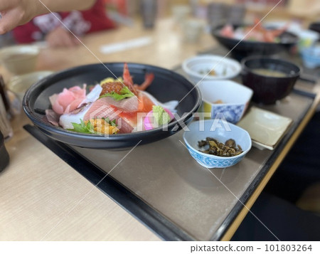 Seafood rice bowl at Nakaminato Fish Market 101803264