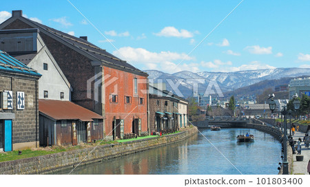 Otaru canal in spring 101803400