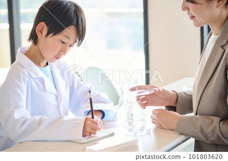 做科學實驗的小學生 做科學實驗的小學生 101803620