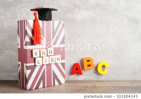 English book with graduate hat, learning and tutorial for foreigner. 101804143