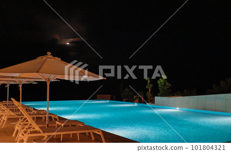 熱帶宮古島外資度假酒店IRAPH SUI Luxury Collection，夜晚的月光池 101804321