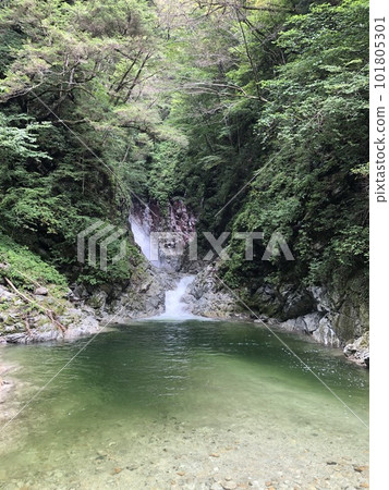 deep mountain waterfalls and pools deep mountain waterfalls and pools 101805301