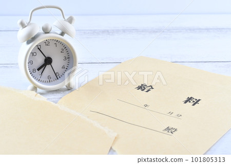 帶工資袋和時鐘的失業救濟金期圖像 帶工資袋和時鐘的失業救濟金期圖像 101805313