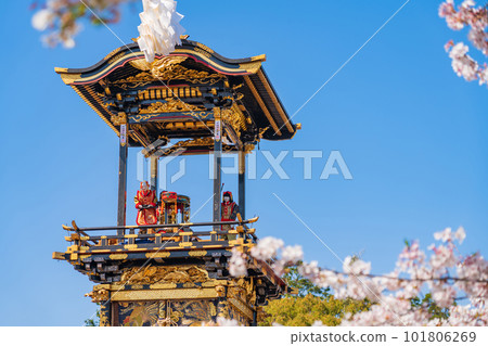 Inuyama Festival, cherry blossoms in full bloom and Mt. Kuruma <Inuyama City, Aichi Prefecture> 101806269
