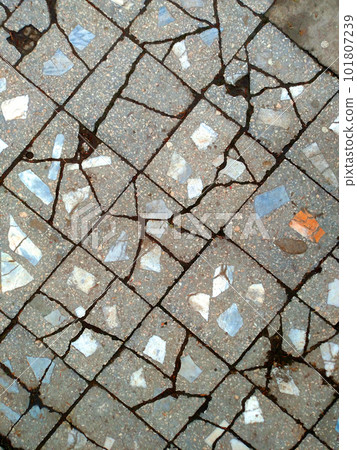 Pavement made from old cracked concrete tiles 101807239
