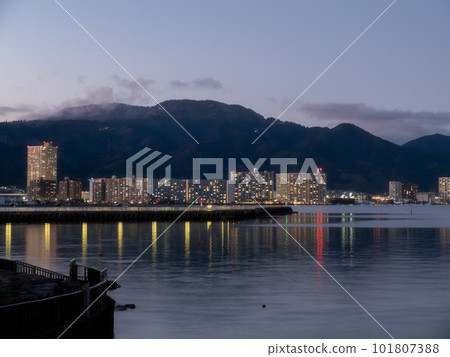 Winter twilight Scenery of Lake Biwa, Otsu City, Shiga Prefecture 101807388