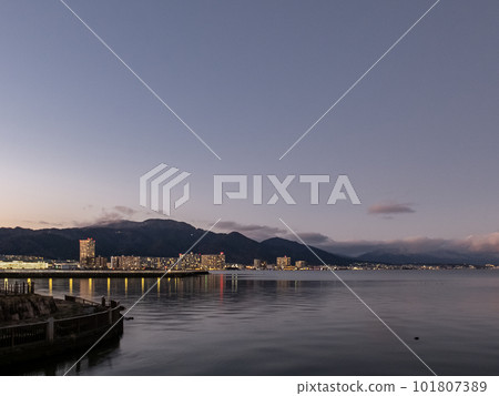Winter twilight Scenery of Lake Biwa, Otsu City, Shiga Prefecture 101807389