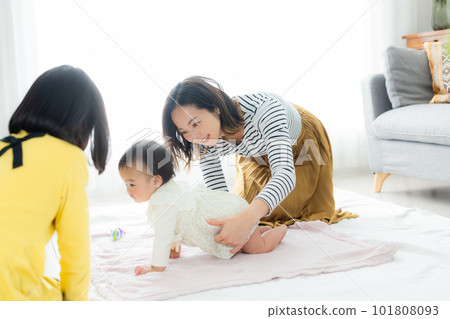 Living room baby parent and child 101808093