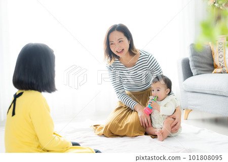Living room baby parent and child 101808095