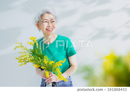 一位身穿綠色 T 恤的銀髮女子 一位身穿綠色 T 恤的銀髮女子 101808431