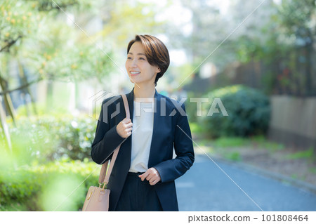 衣服的一名婦女走戶外 衣服的一名婦女走戶外 101808464