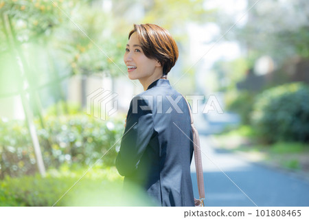 衣服的一名婦女走戶外 衣服的一名婦女走戶外 101808465