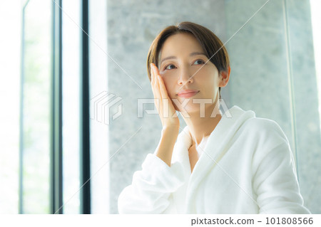 穿著浴袍做護膚的女人 穿著浴袍做護膚的女人 101808566