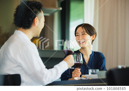 A middle-aged couple eating in the living room A middle-aged couple eating in the living room 101808585