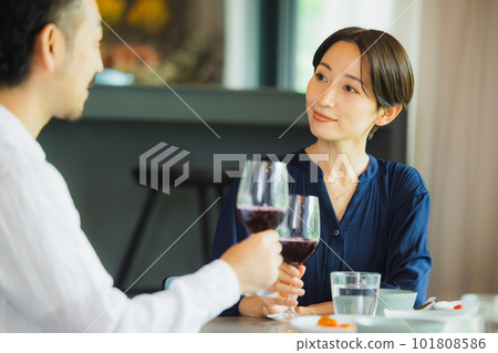 A middle-aged couple eating in the living room　 101808586