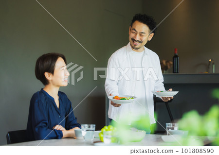 A middle-aged couple eating in the living room　 101808590
