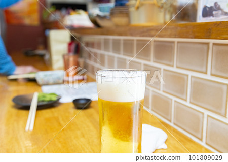 居酒屋櫃檯上的生啤酒 居酒屋櫃檯上的生啤酒 101809029