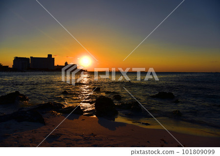 Sunrise or sunrise overlooking the sea and a line of hotels in Cancun Sunrise or sunrise overlooking the sea and a line of hotels in Cancun 101809099