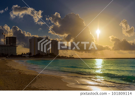 Sunrise or sunrise overlooking the sea and a line of hotels in Cancun Sunrise or sunrise overlooking the sea and a line of hotels in Cancun 101809114