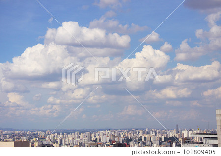聖保羅的夏季雲彩和建築物 101809405