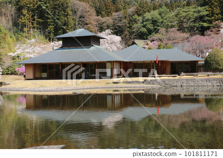 Suirakuen, a circuit-style Japanese garden built on the banks of the South Lake 101811171