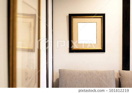 Frames and frames for paintings in the room / materials for synthesis Frames and frames for paintings in the room / materials for synthesis 101812219