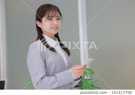 有 smartphone_out of sight 的年輕女商人 1 101813706