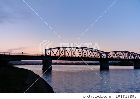 on the riverbed in the morning 101813893