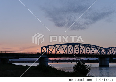 早上在河床上 101813894