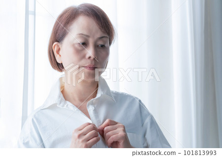 Women changing clothes 101813993