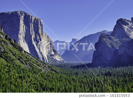 View from Tunnel View Observatory, Yosemite National Park, USA 101815053