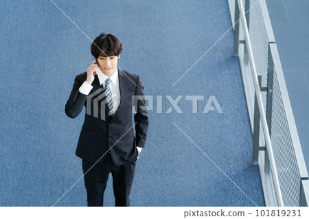 一位年輕上班族拿著智能手機的照片 101819231