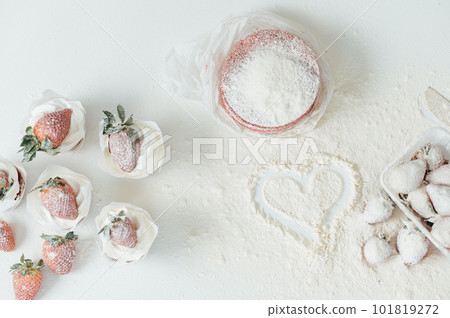 Powder of sugar is hung on a strawberry cakes 101819272