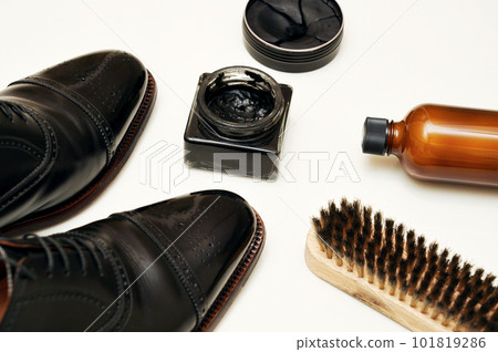 黑色半布洛克皮鞋和擦鞋工具 101819286