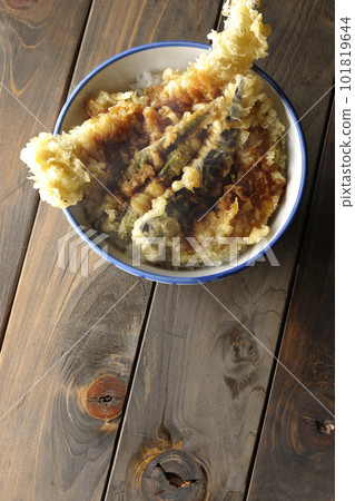 A bird's-eye view of a hot tempura bowl topped with conger eel, eggplant, pumpkin, and green bean tempura A bird's-eye view of a hot tempura bowl topped with conger eel, eggplant, pumpkin, and green bean tempura 101819644