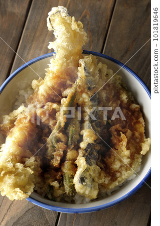 A bird's-eye view of a hot tempura bowl topped with conger eel, eggplant, pumpkin, and green bean tempura A bird's-eye view of a hot tempura bowl topped with conger eel, eggplant, pumpkin, and green bean tempura 101819646