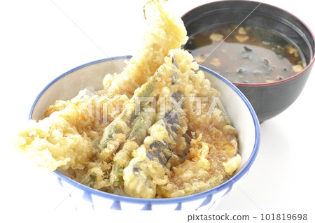 Hot tempura rice bowl topped with conger eel, eggplant, pumpkin and green bean tempura, and miso soup 101819698
