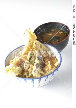 Hot tempura rice bowl topped with conger eel, eggplant, pumpkin and green bean tempura, and miso soup 101819703