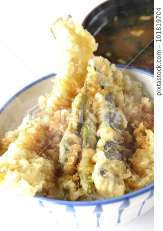 Hot tempura rice bowl topped with conger eel, eggplant, pumpkin and green bean tempura, and miso soup 101819704