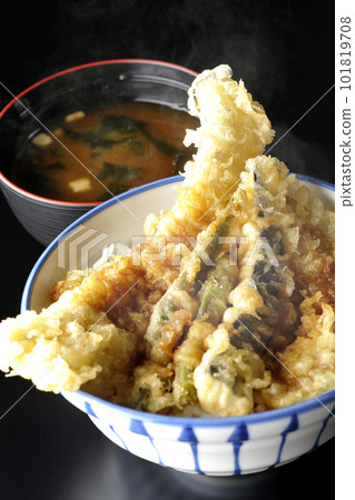 Hot tempura rice bowl topped with conger eel, eggplant, pumpkin and green bean tempura, and miso soup Hot tempura rice bowl topped with conger eel, eggplant, pumpkin and green bean tempura, and miso soup 101819708