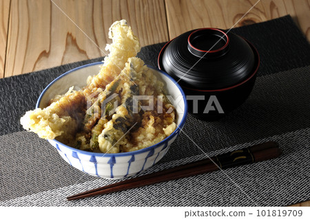 Hot tempura rice bowl topped with conger eel, eggplant, pumpkin and green bean tempura, and miso soup 101819709