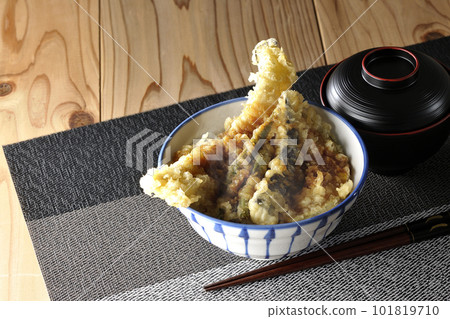 Hot tempura rice bowl topped with conger eel, eggplant, pumpkin and green bean tempura, and miso soup 101819710