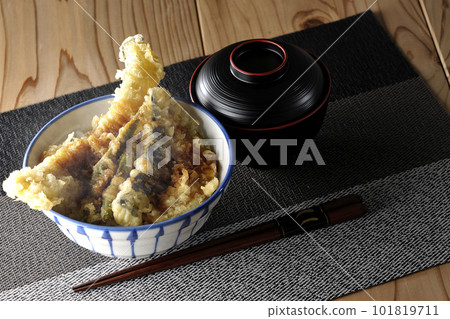 Hot tempura rice bowl topped with conger eel, eggplant, pumpkin and green bean tempura, and miso soup 101819711