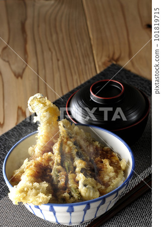 Hot tempura rice bowl topped with conger eel, eggplant, pumpkin and green bean tempura, and miso soup 101819715