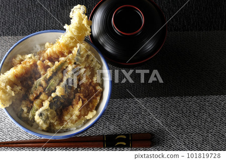 Hot tempura rice bowl topped with conger eel, eggplant, pumpkin and green bean tempura, and miso soup 101819728