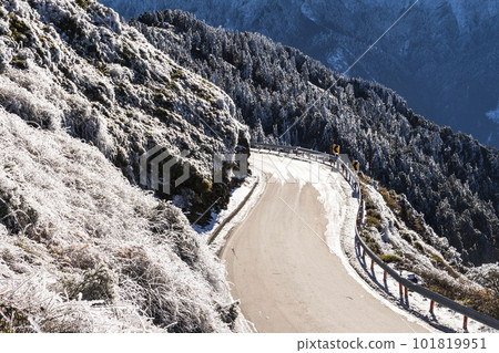 The snow covered forests and roads in Hehuanshan National Forest Recreation Area of Nantou, Taiwan. Located in Taroko National Park. 101819951