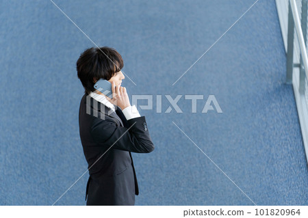 一位年輕上班族拿著智能手機的照片 101820964