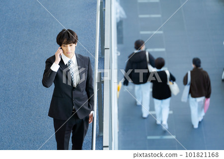 一位年輕上班族拿著智能手機的照片 101821168